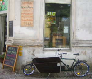 Das Long John- Lastenrad steht vor dem Regionalladen Krumme Gurke zum Veleih (Ruhlaerstr. 1, Eberswalde)